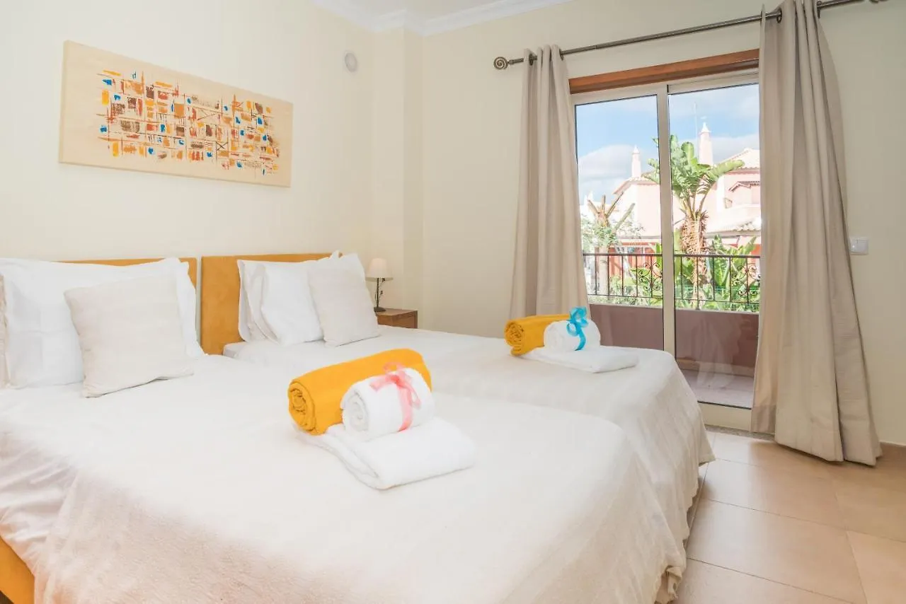 Fabulous Linked Villa In Armacao De Pera, Algarve