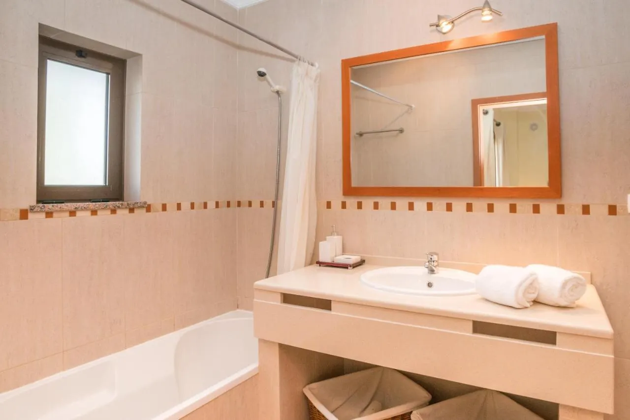 Fabulous Linked Villa In Armacao De Pera, Algarve 0*,