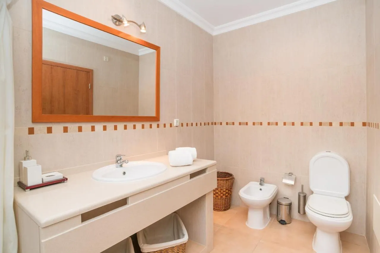 Fabulous Linked Villa In Armacao De Pera, Algarve